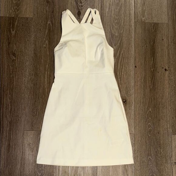 Elegant White Sleeveless Dress - Picture 1 of 4